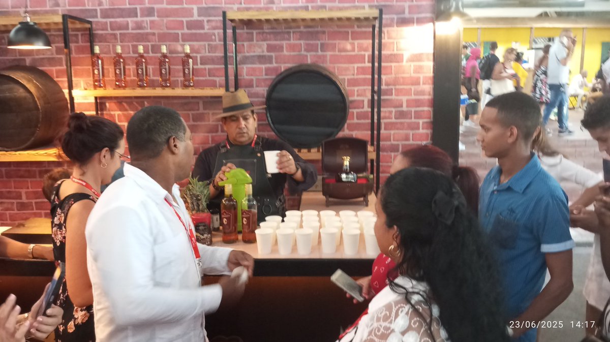AilynRu80819364's tweet photo. En #Expocaribe2025, revivimos la tradición del "Carajillo" cubano: una mezcla perfecta donde el dulzor del Ron Carta Oro La Guantanamera y la intensidad del café Guantanamera se funden como la música y el alma de Santiago. 
#CubaRonSA #ElProductorOriginal #SaborCubano https://t.co/pBPQYjUGFn