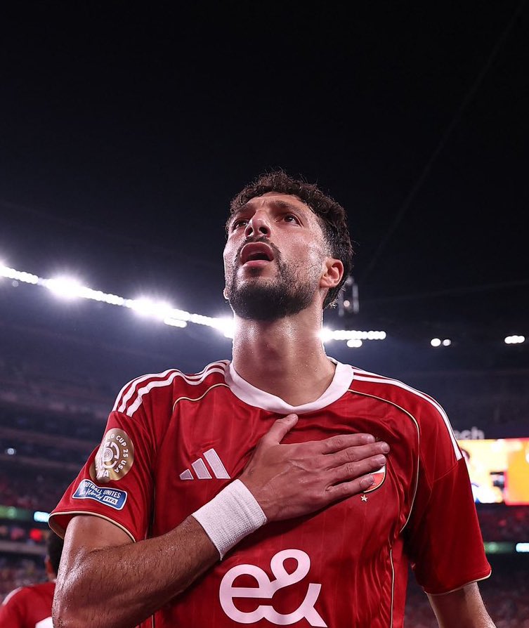 وسام أبو علي ، خلد اسمه في تاريخ النادي الأهلي!

لاعب سوبر ، قناص لا يرحم ، سجل هاتريك أمام بورتو كان من الممكن أن يكون السبب في تأهل الأهلي لدور الـ16 ، لكن الحظ لم يكن معه!

وسام تعرض لانتقادات كبيرة أمام بالميراس بسبب هدفه في نفسه ، لكنه أسكت من انتقده اليوم بهاتريك تاريخي!