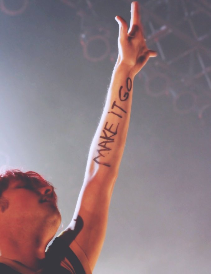 gerard hands daily 🖐🏼✨️ (@gerardhands) on Twitter photo 