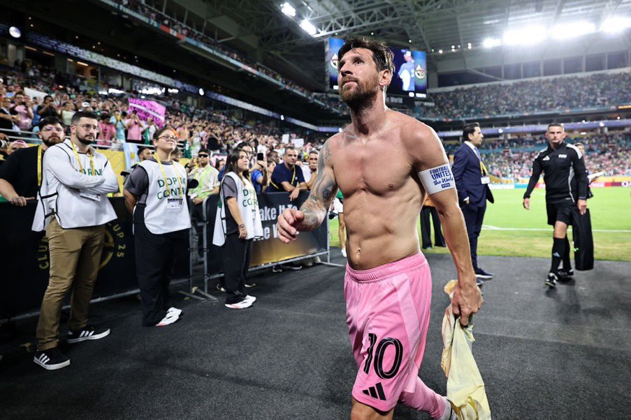 Se habla de Cristiano Ronaldo como el señor disciplina, y es verdad, pero nadie habla de cómo está físicamente Messi a los 38 años. 

Realmente tallado el 10, está mejor que muchos pibes.