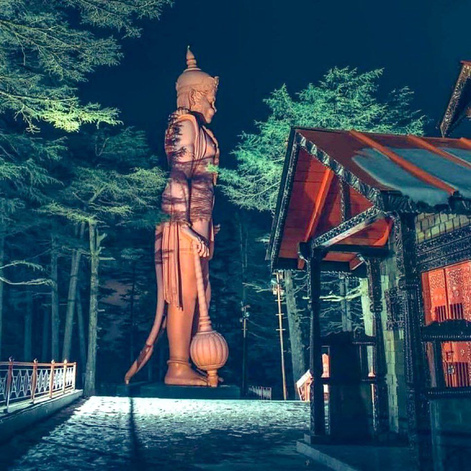 श्री अंजनेय स्वामी की राजसी मूर्ति का दिव्य रात्रि दृश्य !!