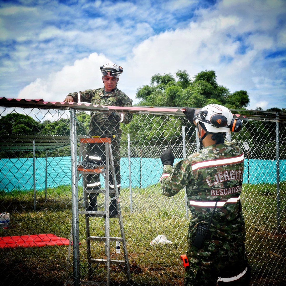 RiesgosCundi's tweet photo. Hoy junto a @ipybac y con apoyo del #BIADE80 de @COL_EJERCITO, trabajaremos en la recta final del refugio canino en Santa Cecilia #Paratebueno. Un compromiso trazado desde el PMU para garantizar condiciones dignas y seguras para animales y familias en los alojamientos temporales. https://t.co/MwZdU5xEGE