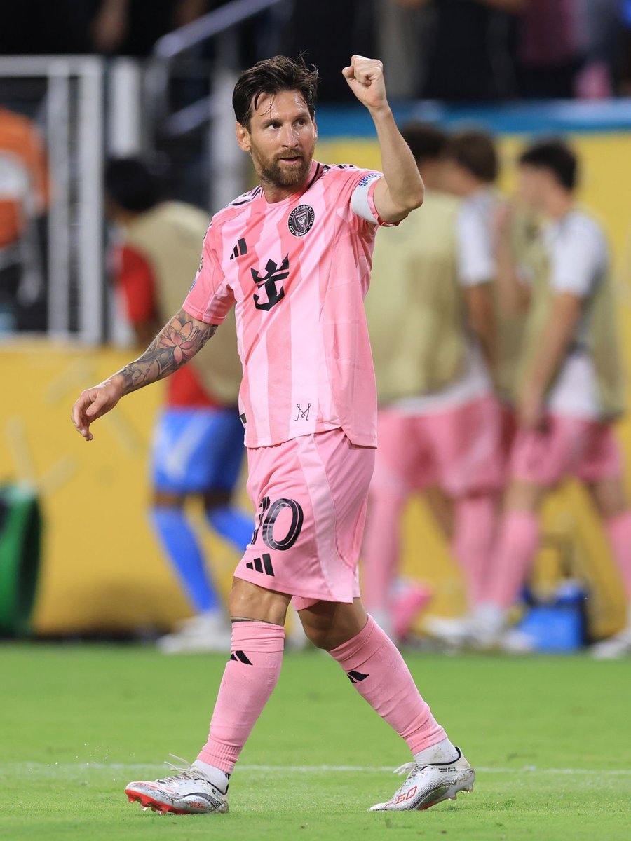 SIEMPRE 🤯 que Messi disputó una fase de grupos en un torneo internacional, de clubes o selecciones (37 veces), pasó de ronda

✅19 de 19 en Champions League
✅15 de 15 con la  Selección Argentina🇦🇷
✅3 de 3 con el Inter Miami

❌ Algo que NO lograron ni Maradona, ni Pele, ni