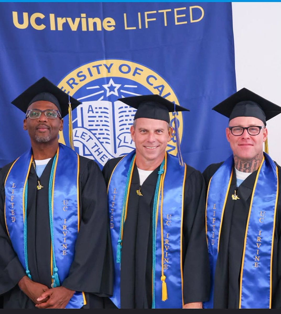 Erik recién graduado 😭😭😭