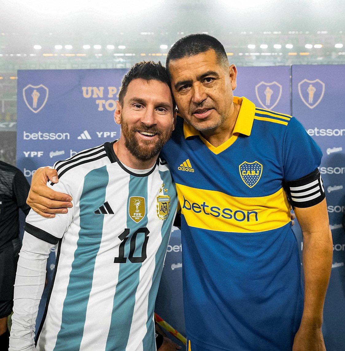 RIQUELMEARDO's tweet photo. Feliz cumple, idolos. https://t.co/JVb79CGjLQ