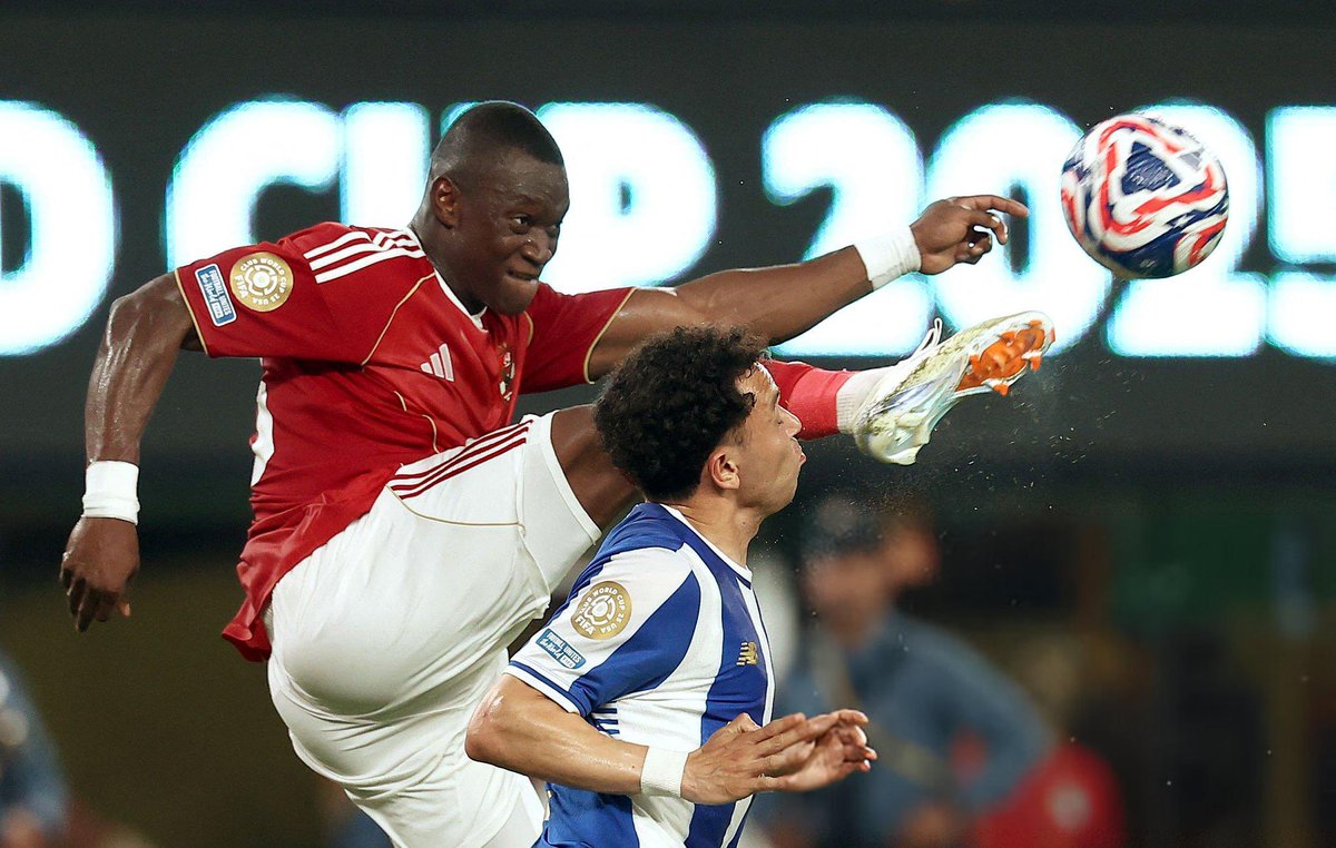 #ديانج  كاسبميرو. في ايام مجده مع الريال 
لاعب 6 بمعنى الكلمه 👏👏