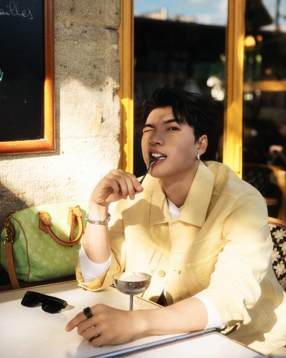 KZee2321's tweet photo. Anh chở em đi em nò,ăn kem nò 🤭
#HIEUTHUHAI @LouisVuitton  #LVMenSS26 https://t.co/AMd86KeHoK