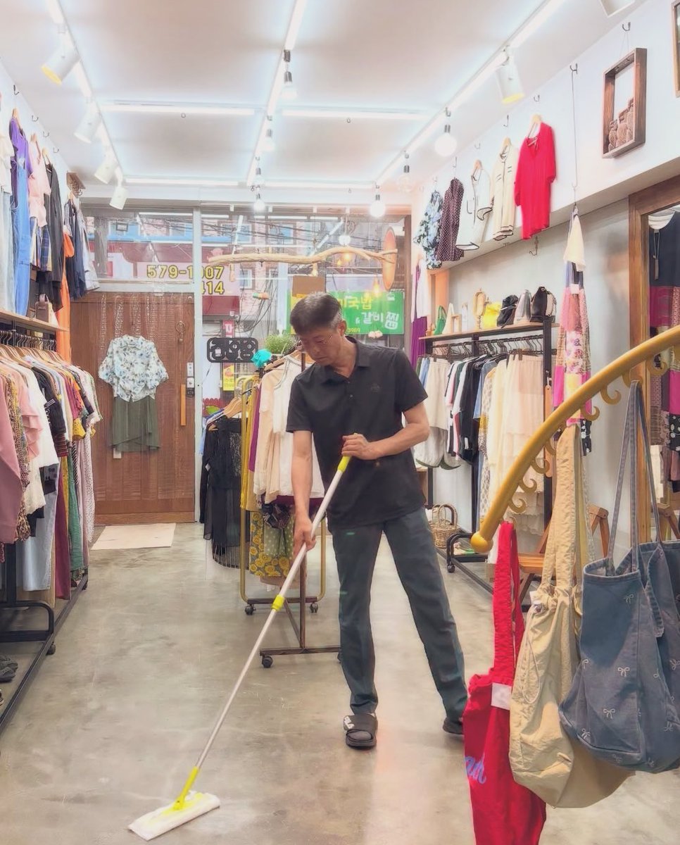 인테리어부터 전기공사부터.
청소 및 다림질, 택 작업까지 
꽤 능력있는 직원, 유민아버님(세월호) 항시 상주중입니다. 만나러 오세요.^^