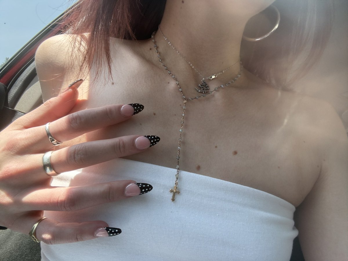 eatyourpercs's tweet photo. U like the necklace I made? https://t.co/bkeU0XHTso