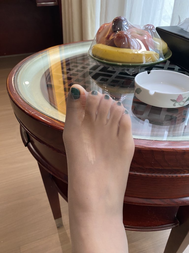 关于刚到房间就破了的脆弱丝袜。