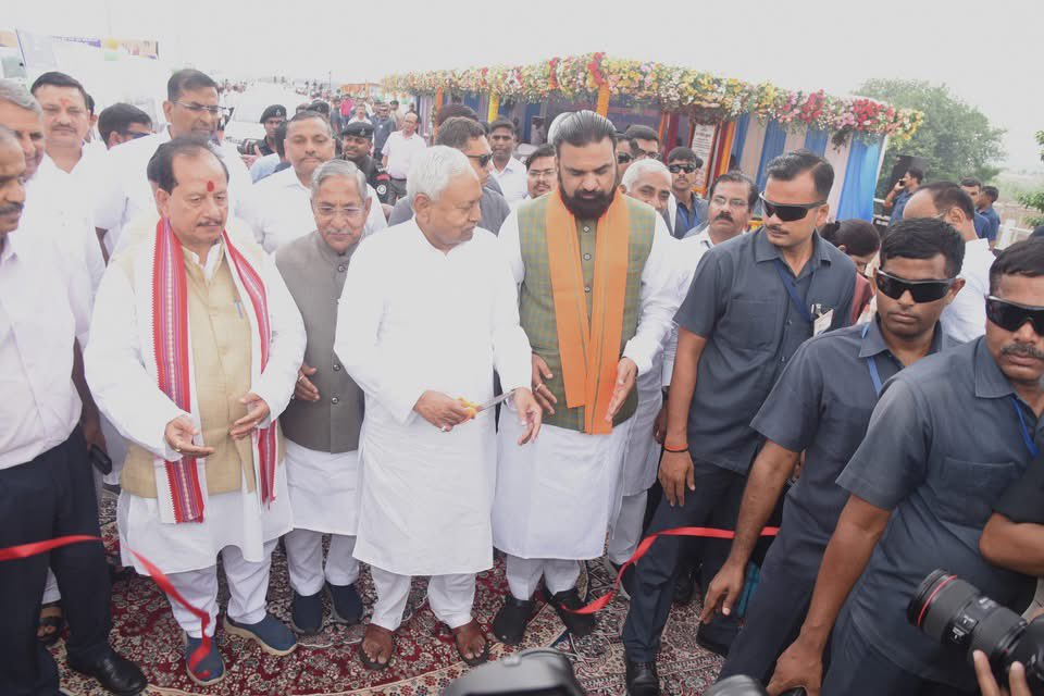 SShekharBJP's tweet photo. जहां कभी आखिरी उम्मीद सिर्फ नाव थी,
आज वहाँ दौड़ रही है तरक्की की 6-लेन
राघोपुर की जनता लालू और नीतीश के विकास का अंतर देख रही है
लालू ने राघोपुर को हमेशा पिछड़ा रखा #BiharkiNDAsarkar
#फर्क_साफ_बा #longestbridge #KacchiDargahBidupurBridge
#NDATransformingBihar
@DilipJaiswalBJP https://t.co/EyoIbLBcVf