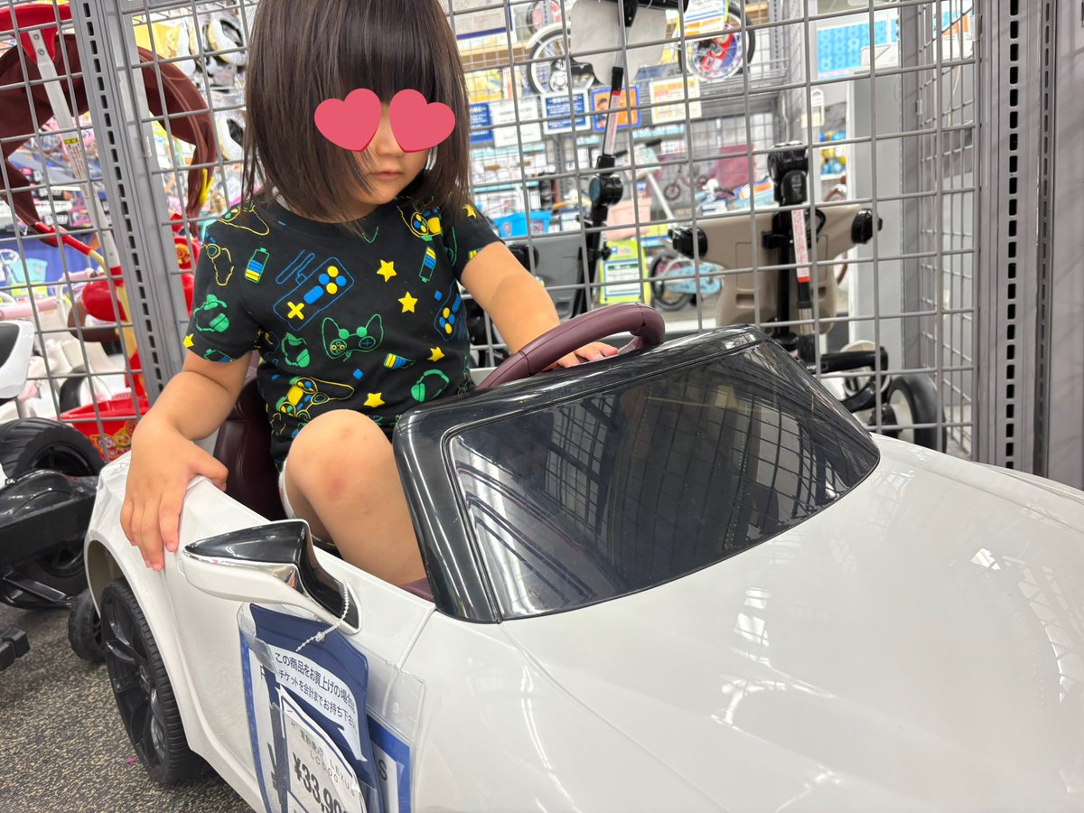 smd_0505's tweet photo. 娘が4歳になりまして。
いたずらっ子で落ち着きのないおてんば娘なのですが、駄々こねる息子に優しく寄り添ったり譲ったりする姿をみて娘なりに我慢と調和を覚えていってるのかなと母は思っております。娘よ自分らしく生きなさい。あと狼さんごっこは母の体力ある時にしてね…つかれるのアレ… https://t.co/iVCGmVxjsd