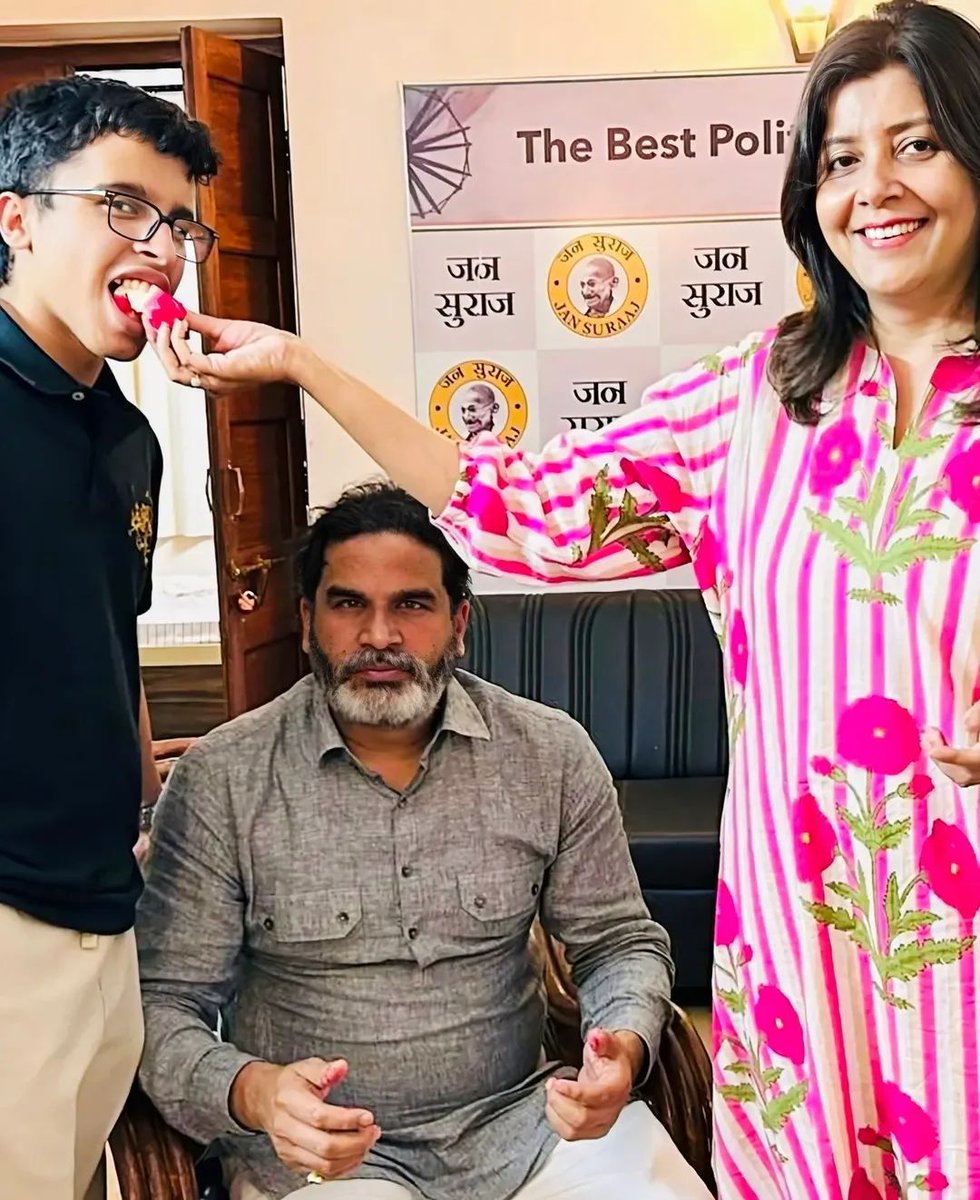 YuvaForBihar's tweet photo. ताक़त, सादगी और संस्कार की एक झलक 👨‍👩‍👦❤️ #RealBoss #PrashantKishor #Familytime https://t.co/vgtEBDVTCc