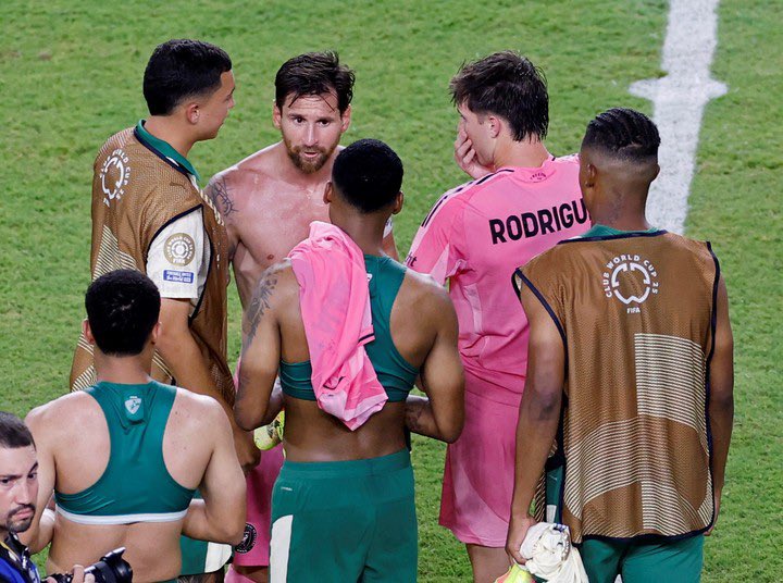 لاعبو بالميراس جميعهم يريدون قميص الأسطورة ميسي 😂❤️