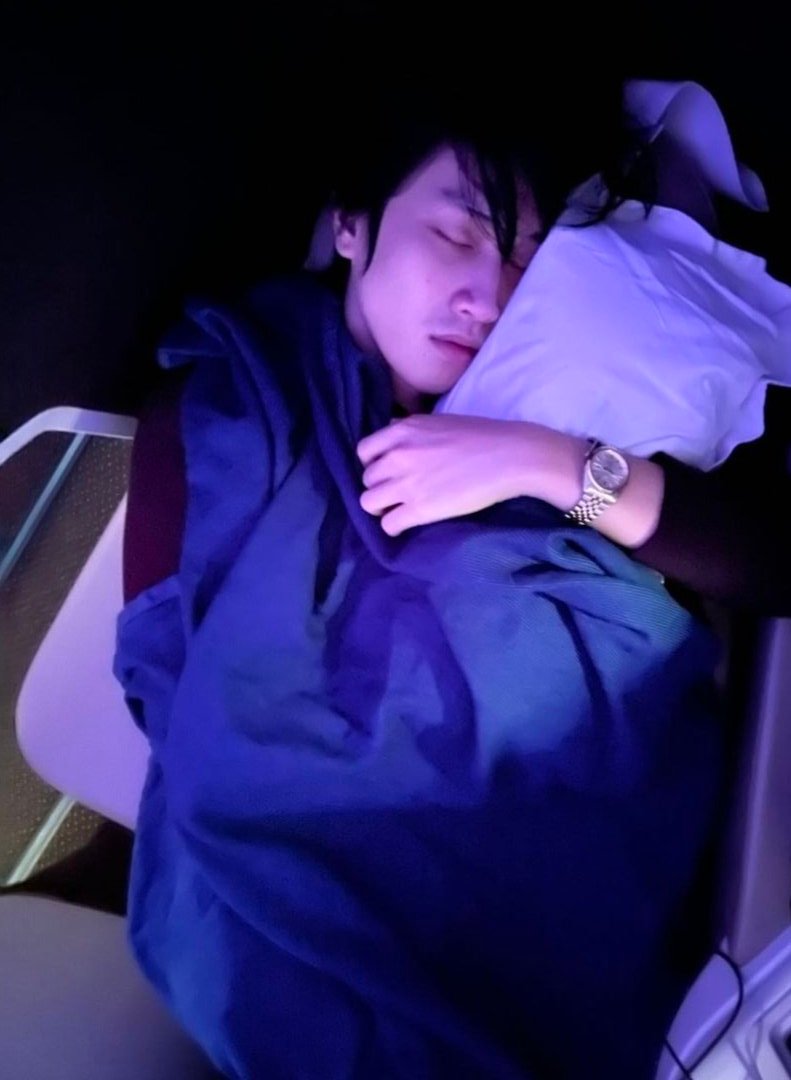 fade_road's tweet photo. แอบมิกิ้กสินะคะ            (ผมทิ่นอนทั้งวัน) https://t.co/l65P9YHsEQ