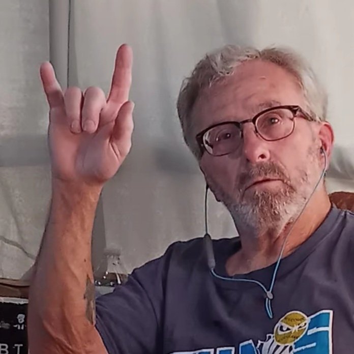 Oh no, frens! Dad has had another heart attack at 830 pm tonight, just after saying I love you in this pic! Please paws in frens. We are home while mom is at the hospital an hour away!!!#dogs #dogsoftwitter #dogsofX #dogstar #Dogslover #dogsarefamily #dogs #jackrussel