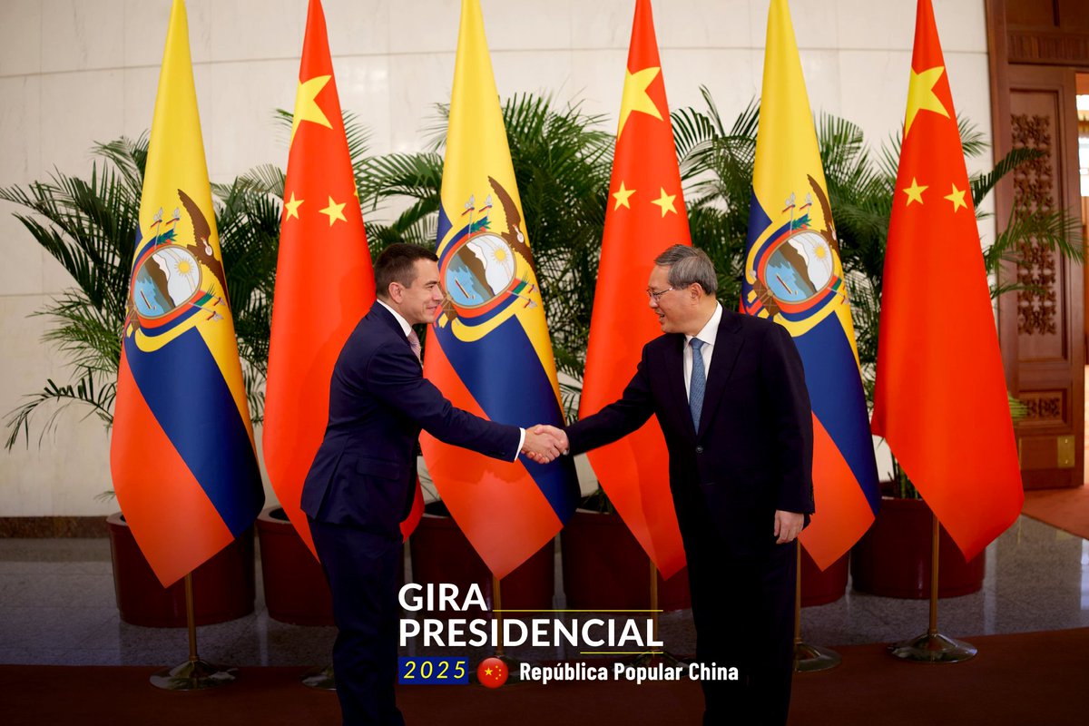Presidencia_Ec's tweet photo. El presidente @DanielNoboaOk inició su agenda oficial en la República Popular China con un encuentro de alto nivel junto al Primer Ministro Li Qiang. 🇪🇨🤝🇨🇳

Ambos líderes coincidieron en la importancia del trabajo en conjunto para fortalecer la economía. El presidente Noboa reafirmó que Ecuador mantiene un diálogo continuo, una relación de amistad y respeto, de apertura y de comercio con un socio importante del país. 

 #ElNuevoEcuador
