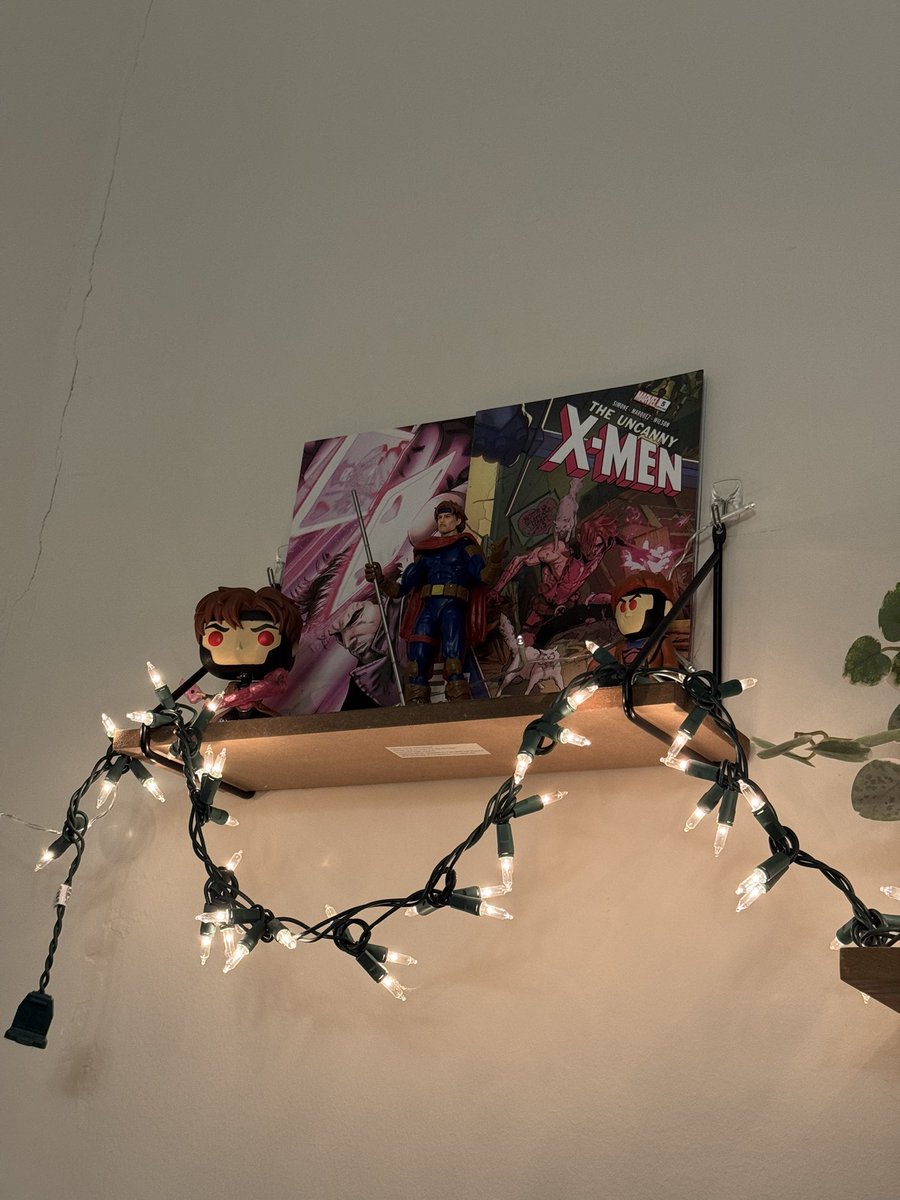 sollinvictvs's tweet photo. They watch over me as i draw their boyfriend https://t.co/ox9syOf2Nx