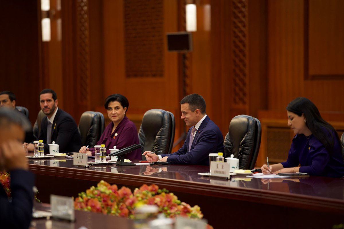 El presidente <a href="/DanielNoboaOk/">Daniel Noboa Azin</a> inició su agenda oficial en la República Popular China con un encuentro de alto nivel junto al Primer Ministro Li Qiang. 🇪🇨🤝🇨🇳

Ambos líderes coincidieron en la importancia del trabajo en conjunto para fortalecer la economía. El presidente Noboa