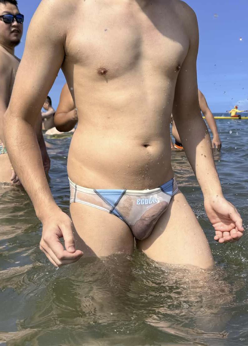 放了一隻象拔蚌