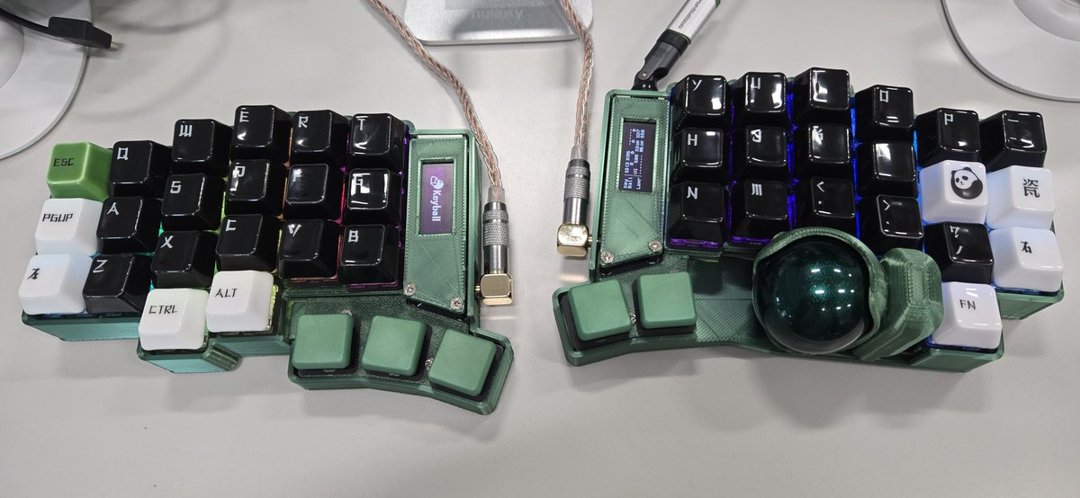 KeyballにCerakey(パンダ)を装着してみた。結構かっこいい？