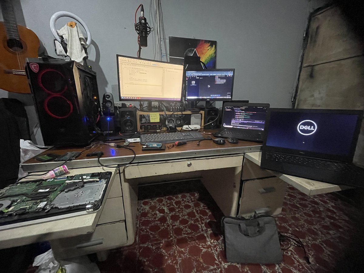 Hugo68027452's tweet photo. Terminando noche entre códigos, algoritmos y electrónica 😎⌨️🖥️💻 https://t.co/7A6Kz3GZxA