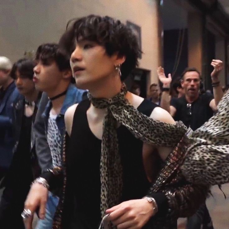 Mistmoonn's tweet photo. Enemigo o aliade??? 

Un #yoonminau Donde Yg es un fashon icon un poco... extravagante en Internet el cual tiene problemas con cierto grupo en su universidad por su forma de vestir. En especial con ese lindo chico bajito de nuevo ingreso con mirada juzgadora https://t.co/WYt0ve0SCr