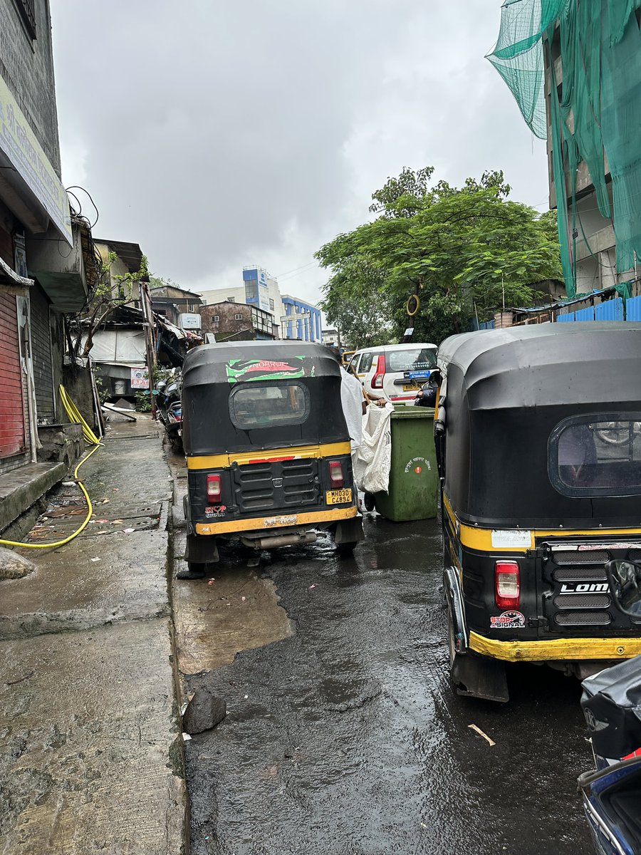 Caught! An auto rickshaw driver throwing garbage on the road was reprimanded by <a href="/mybmc/">माझी Mumbai, आपली BMC</a> <a href="/mybmcWardN/">WARD N BMC</a> clean-up staff. 8.45 AM Kailas complex Vikhroli-w towards Powai. We need steep fines to educate the people. <a href="/SwachhBharatGov/">Swachh Bharat Urban</a> <a href="/mumbaimatterz/">मुंबई Matters™🇮🇳</a> <a href="/RoadsOfMumbai/">Roads of Mumbai</a> <a href="/SwachhBharatGov/">Swachh Bharat Urban</a>