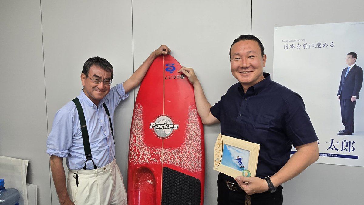 With Inoue Hidehiko, a world class para-surfer of Oiso.