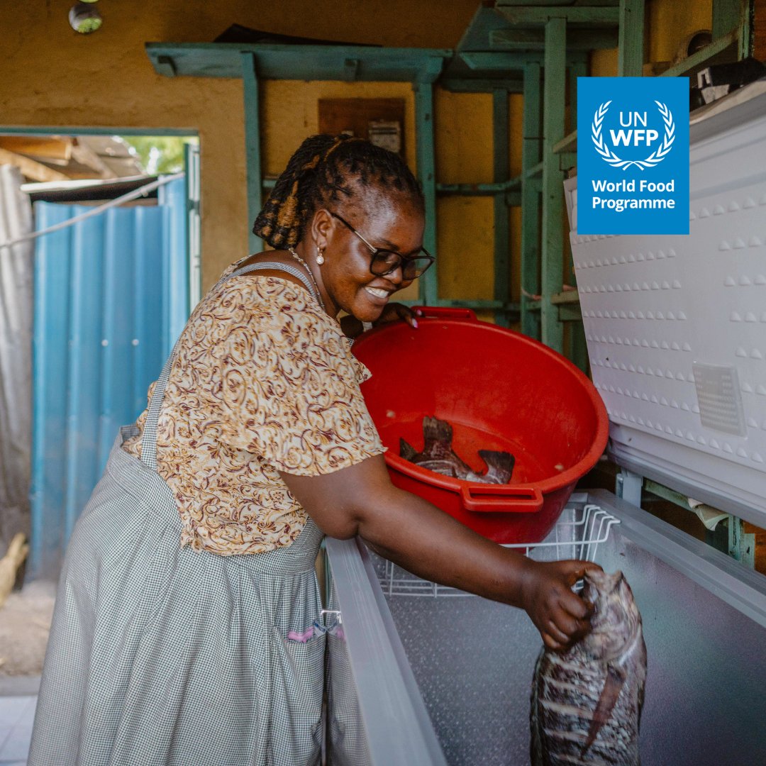 WFP_Kenya's tweet image. Poor storage leads to food losses.
Ann, from northern Kenya, lacked cold storage for her fish business, causing the fish to spoil.
With support from @WFP and @TurkanaCountyKE she now uses a solar-powered freezer to keep fish fresh, cut losses and keep her family food secure.