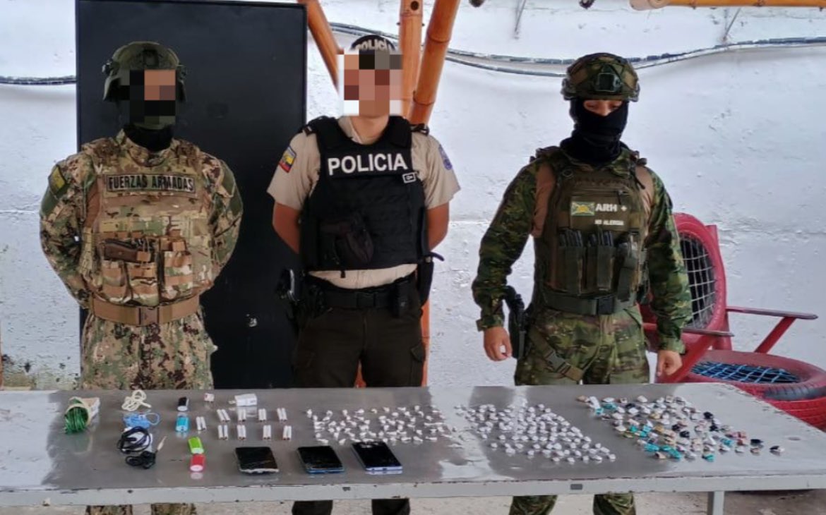 #Manabi || Fuerzas Armadas del Ecuador a través de la Fuerza Tarea 21 “CENTRO”, durante una operación CAMEX en el CRS Masculino Manabí Nro. 3, allanaron los pabellones de Transitoria, Prioritaria, Mediana y Máxima Seguridad, logrando el decomiso de drogas y tecnología prohibida.