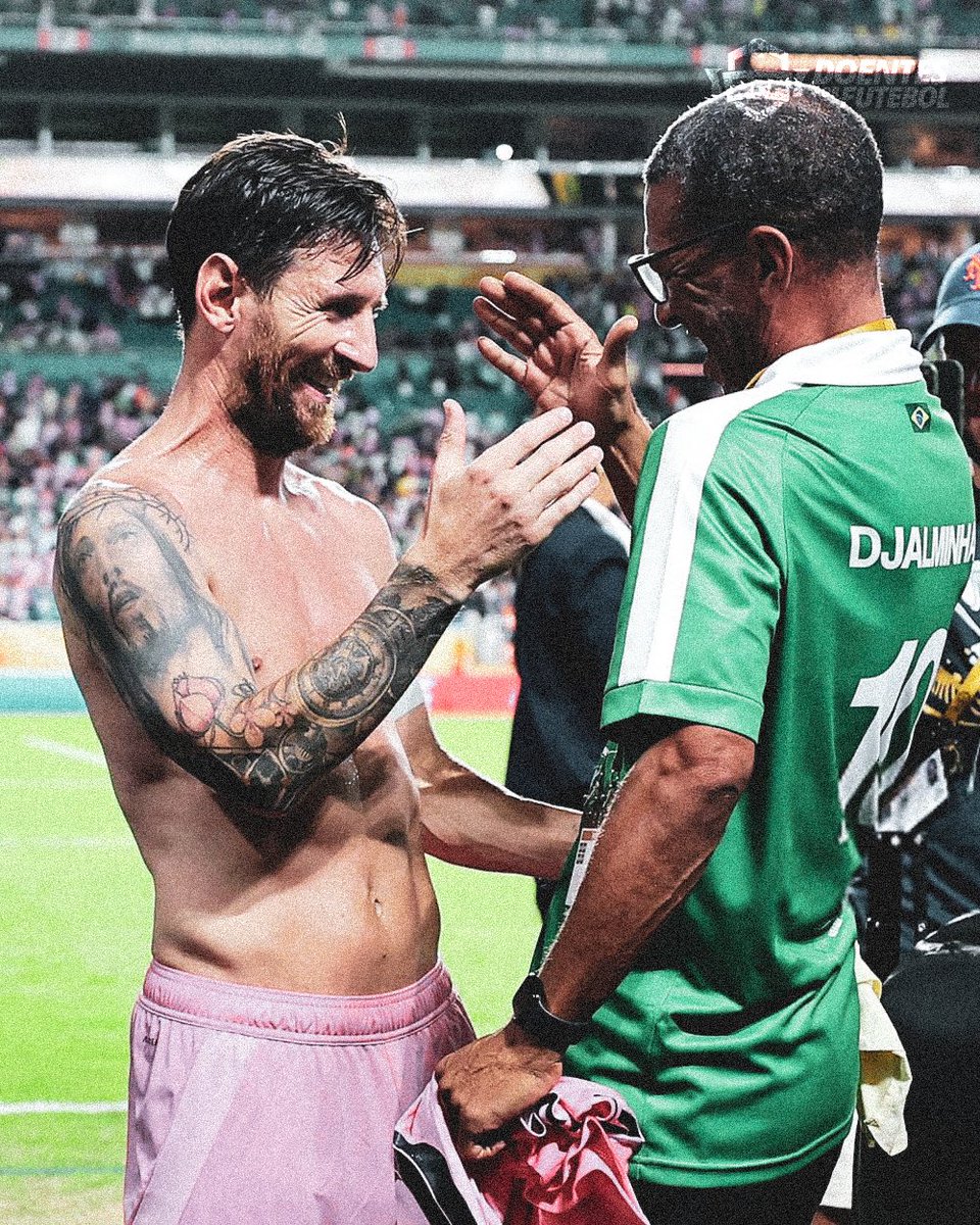 DoentesPFutebol's tweet photo. Messi presenteou Djalminha com um sorriso no rosto, um abraço e sua camisa. https://t.co/fUZUYHosPd