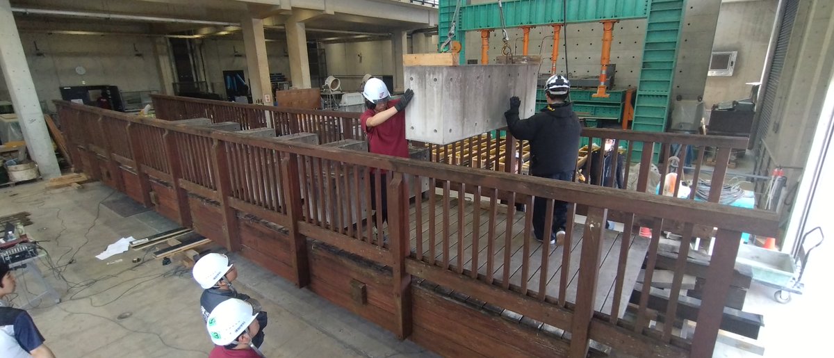 Ohgaki5's tweet photo. 大きな木橋がものつくり大学に届きました．
解体して，樹脂やFRPで補修します． https://t.co/dADAAgjnH9