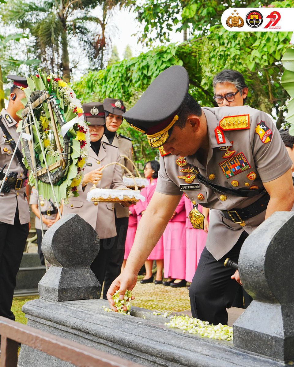 DivHumas_Polri's tweet photo. Kapolri, Jenderal Polisi Drs. Listyo Sigit Prabowo, https://t.co/vU94ajok0I., memimpin ziarah dan tabur bunga di Taman Makam Pahlawan Nasional Utama (TMPNU) Kalibata, Jakarta Selatan, Senin (23/6). Kegiatan ini merupakan tradisi rutin menjelang peringatan Hari Bhayangkara ke-79 yang diperingati pada tanggal 1 Juli mendatang. Secara resmi acara dimulai dengan upacara yang kemudian dilanjutkan dengan tabur bunga. Diinformasikan, kegiatan ini dilaksanakan sebagai momen mengenang dan menghormati jasa-jasa para pahlawan yang telah gugur demi membela dan menjaga tanah air.

#TaburBungaPolri Mengenang Jasa Pahlawan