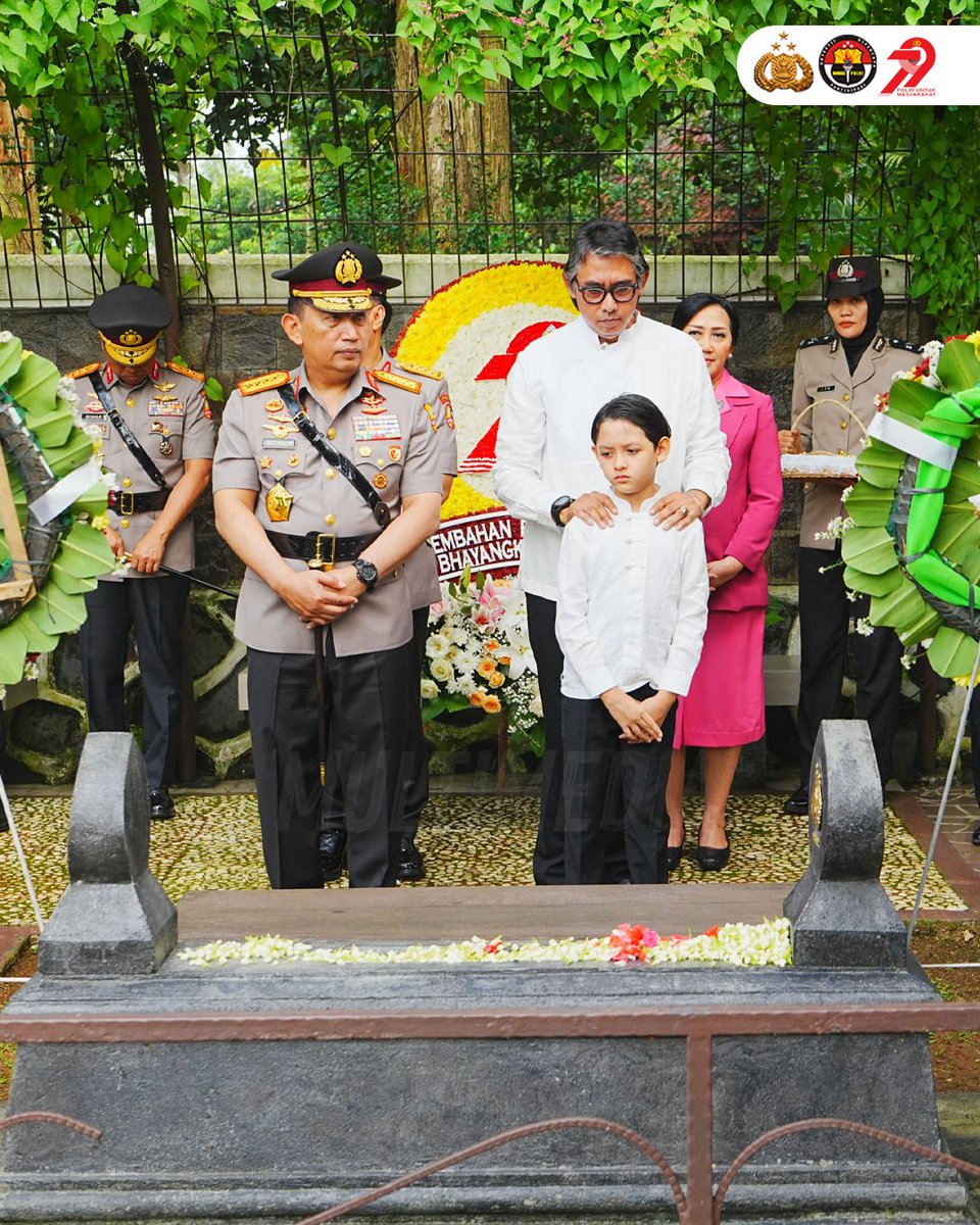 DivHumas_Polri's tweet photo. Kapolri, Jenderal Polisi Drs. Listyo Sigit Prabowo, https://t.co/vU94ajok0I., memimpin ziarah dan tabur bunga di Taman Makam Pahlawan Nasional Utama (TMPNU) Kalibata, Jakarta Selatan, Senin (23/6). Kegiatan ini merupakan tradisi rutin menjelang peringatan Hari Bhayangkara ke-79 yang diperingati pada tanggal 1 Juli mendatang. Secara resmi acara dimulai dengan upacara yang kemudian dilanjutkan dengan tabur bunga. Diinformasikan, kegiatan ini dilaksanakan sebagai momen mengenang dan menghormati jasa-jasa para pahlawan yang telah gugur demi membela dan menjaga tanah air.

#TaburBungaPolri Mengenang Jasa Pahlawan
