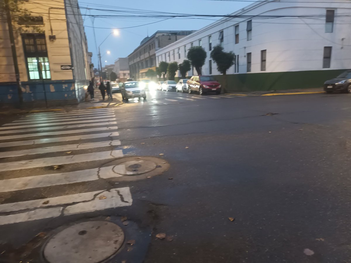 dorkflo's tweet photo. @MunicipioValpo @AlertaNoticiasV @camilanietoh Colegio Arturo Edwards sin señaletica mala iluminación cero control carabineros estando al lado día a día los estudiantes corren peligro en los pasos de cebra que no respetan Calle carrera con Colon e independencia con carrera. https://t.co/Uu7WZm2o2A
