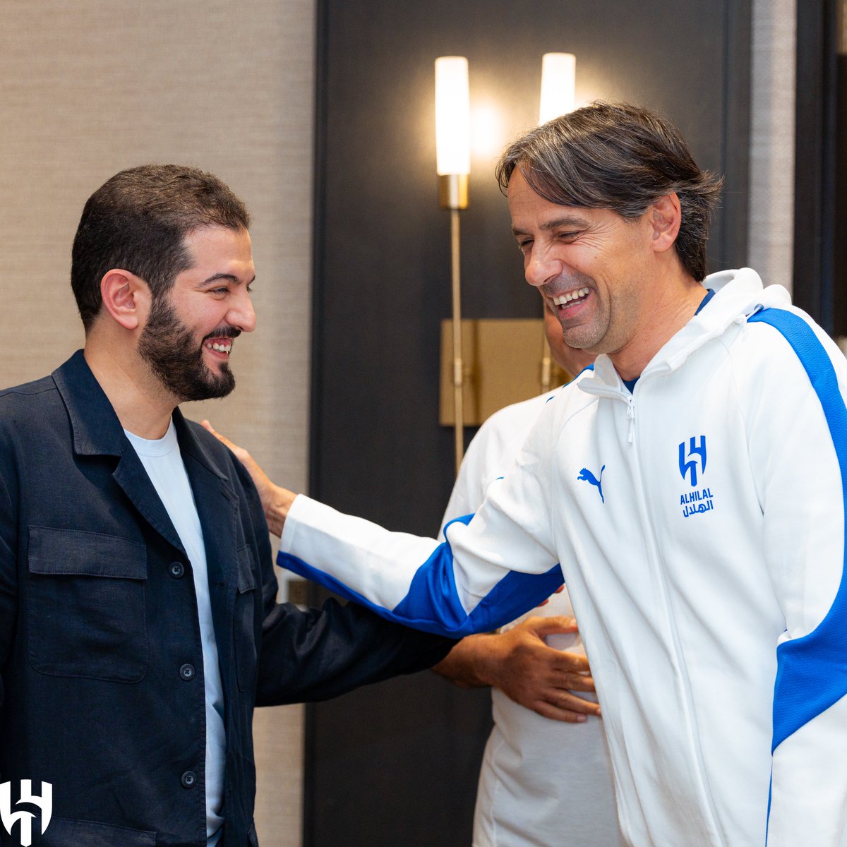 🚨📸 ضحكات مُتبادلة بين إنزاغي و الرئيس 'فهد بن نافل' 😂💙