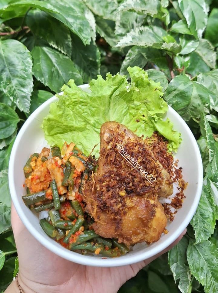byoonjidennly's tweet image. hai moots yang mau berbagi untuk Jum&apos;at berkah besok aku buka po ya, tidak ada minimum pemesanan, pesan 1 porsi pun boleh. 

makanan akan di bagikan ke masjid atau orang sekitar yang minat mau ikut berbagi bisa dm aku 

harga 10k saja, terima kasih 

#jumber #ricebowl #makanan