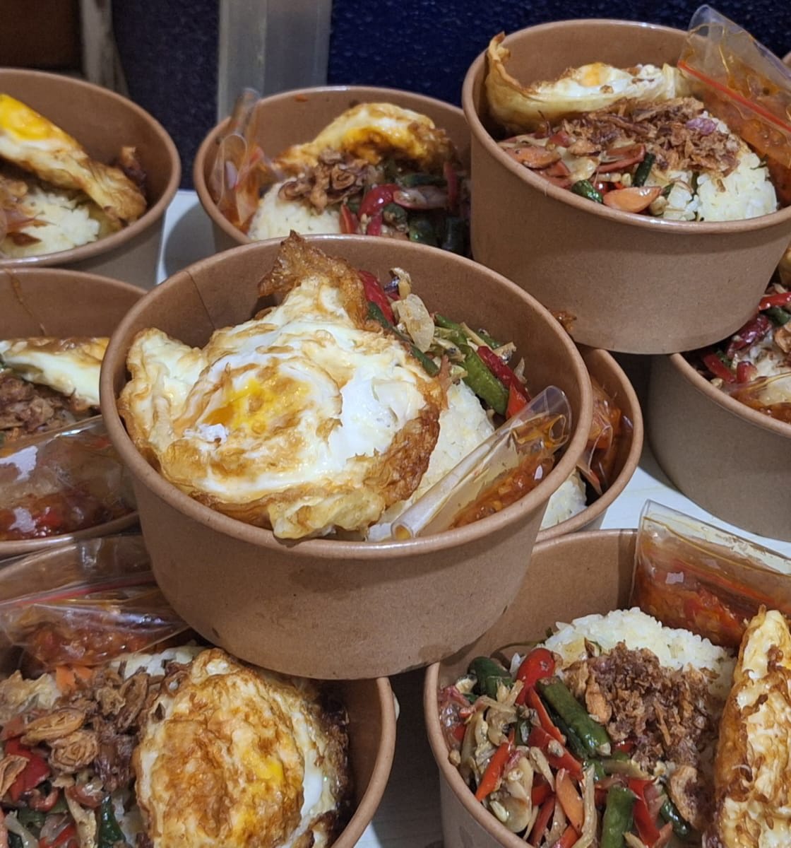 byoonjidennly's tweet image. hai moots yang mau berbagi untuk Jum&apos;at berkah besok aku buka po ya, tidak ada minimum pemesanan, pesan 1 porsi pun boleh. 

makanan akan di bagikan ke masjid atau orang sekitar yang minat mau ikut berbagi bisa dm aku 

harga 10k saja, terima kasih 

#jumber #ricebowl #makanan