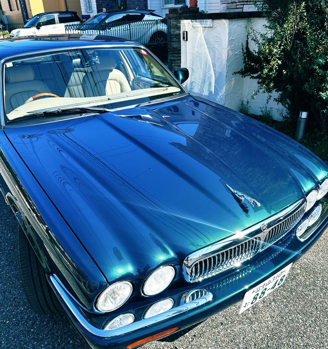 kennoguchi0821's tweet photo. 日頃はデリカとアウトランダー乗りですが、たまに24年前の旧車に乗ります（言い訳ではないのですが以前はジャガーランドローバーのアンバサダー）

今はもちろん、三菱派でございます！！！それは超本当！！！

でも旧車もええもんです。このジャガーは修理不可能になるまで大切に乗り続けたい。

そして、今回、ボディーメンテナンスヒートさんが、この旧車を3週間かけて磨き上げて下さりました。新車時に戻ったかのような錯覚に！！！

職人さんの手にかかると凄いのなんの。プロはカッコいい。感動しながら戻ってきました。

でも、1番、乗っているのはデリカ❣️