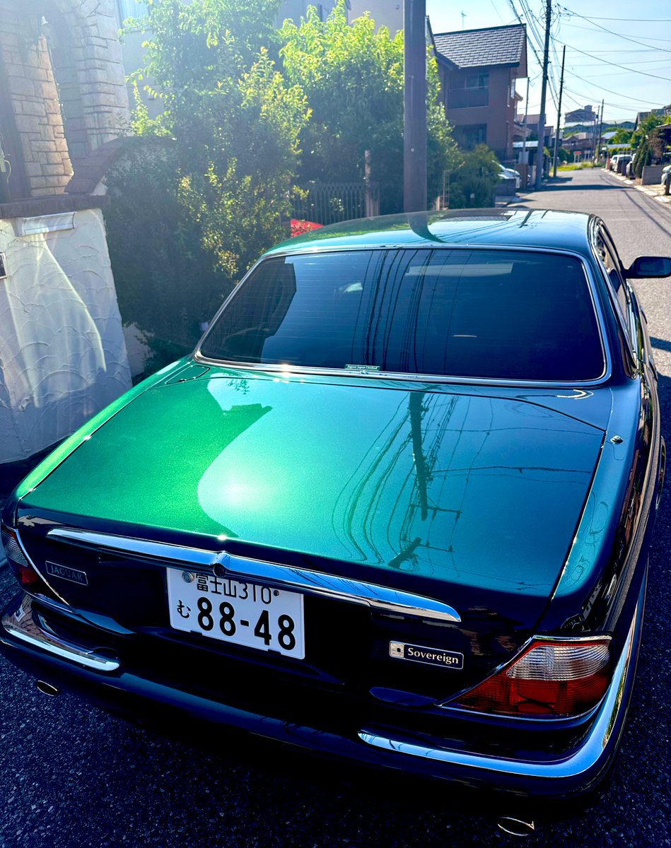 kennoguchi0821's tweet photo. 日頃はデリカとアウトランダー乗りですが、たまに24年前の旧車に乗ります（言い訳ではないのですが以前はジャガーランドローバーのアンバサダー）

今はもちろん、三菱派でございます！！！それは超本当！！！

でも旧車もええもんです。このジャガーは修理不可能になるまで大切に乗り続けたい。

そして、今回、ボディーメンテナンスヒートさんが、この旧車を3週間かけて磨き上げて下さりました。新車時に戻ったかのような錯覚に！！！

職人さんの手にかかると凄いのなんの。プロはカッコいい。感動しながら戻ってきました。

でも、1番、乗っているのはデリカ❣️