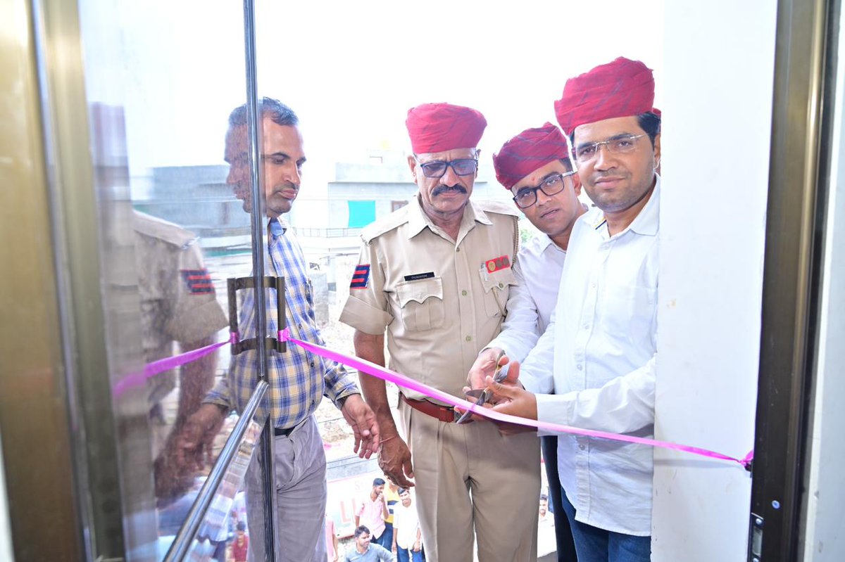 NarpatRajBarmer's tweet image. बाड़मेर शहर के शास्त्री नगर में स्टडी पॉइंट लाइब्रेरी के शुभारम्भ समारोह में गत दिवस शामिल हुआ! प्रबंधक अनुज सिद्धार्थ भाखर जी को बधाई एवं शुभकामनायें!
#Barmer #ShashtriNagar 
#StudyPoint #library