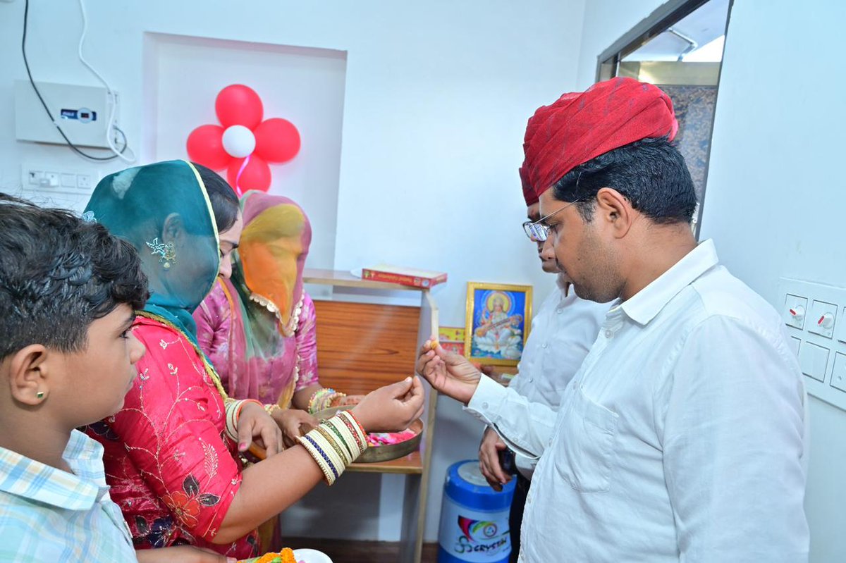 NarpatRajBarmer's tweet image. बाड़मेर शहर के शास्त्री नगर में स्टडी पॉइंट लाइब्रेरी के शुभारम्भ समारोह में गत दिवस शामिल हुआ! प्रबंधक अनुज सिद्धार्थ भाखर जी को बधाई एवं शुभकामनायें!
#Barmer #ShashtriNagar 
#StudyPoint #library