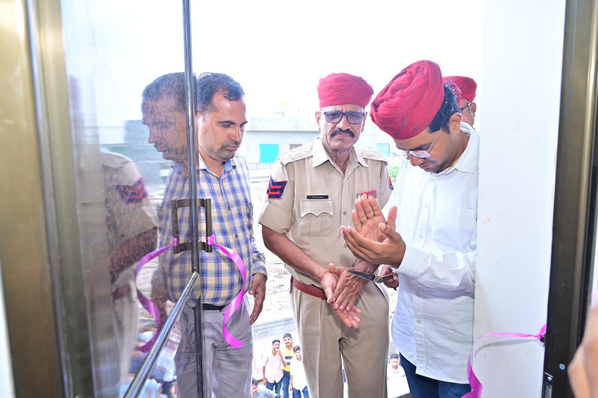 NarpatRajBarmer's tweet image. बाड़मेर शहर के शास्त्री नगर में स्टडी पॉइंट लाइब्रेरी के शुभारम्भ समारोह में गत दिवस शामिल हुआ! प्रबंधक अनुज सिद्धार्थ भाखर जी को बधाई एवं शुभकामनायें!
#Barmer #ShashtriNagar 
#StudyPoint #library