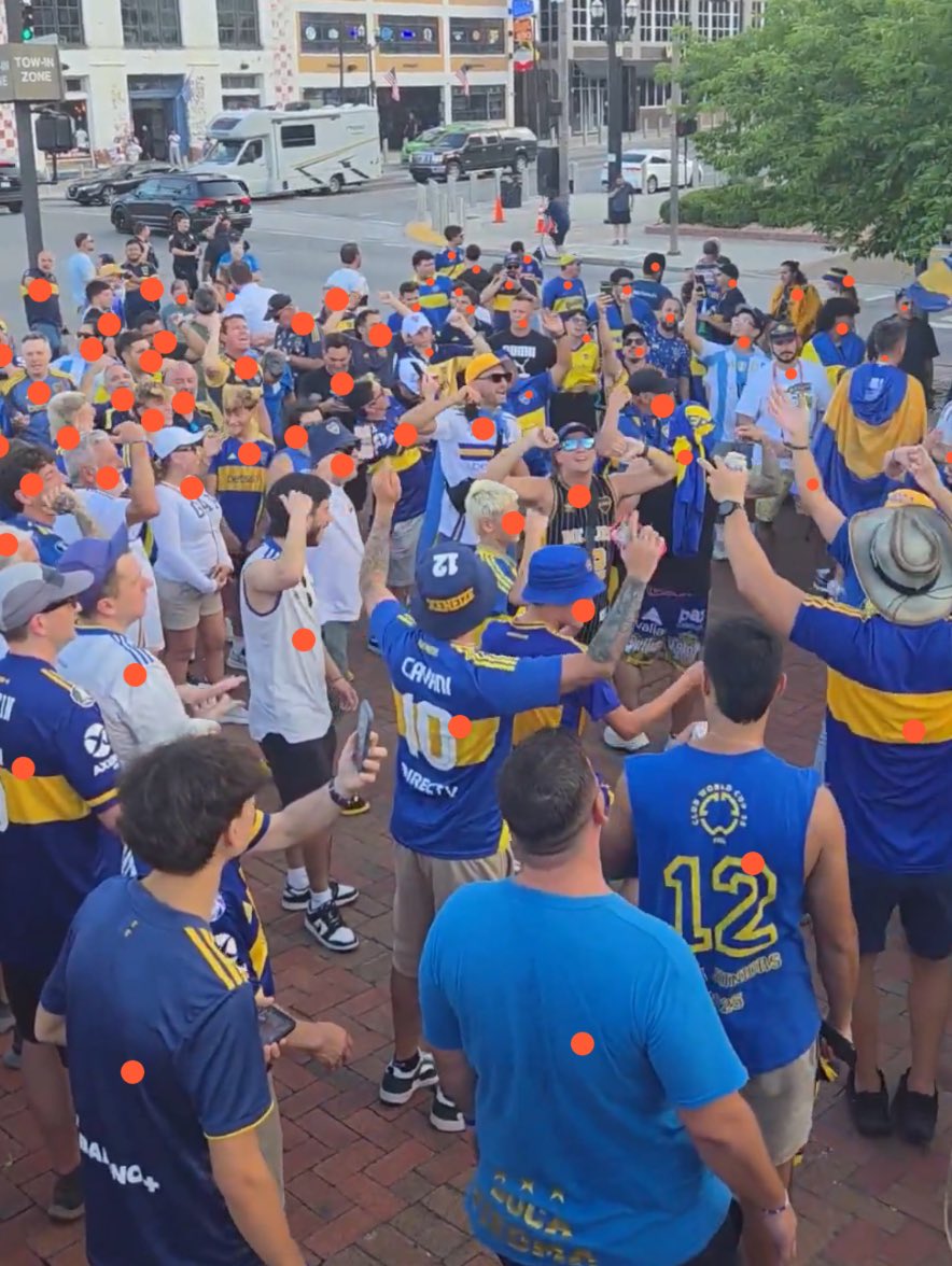 68 personas en el banderazo de boca, todas cumpliendo con el distanciamiento social 👏👏

Se termino el relato, si a estos tipos los mandaban a Seattle no llegaban a 2mil