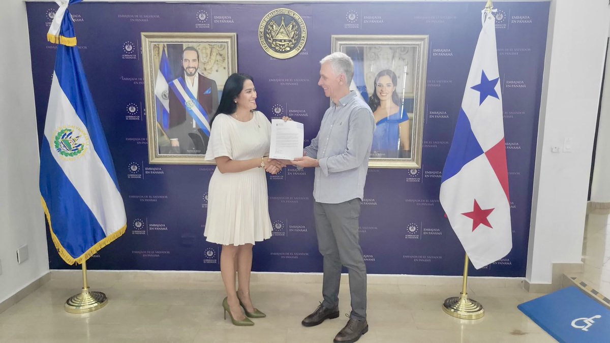 Zoraida Panameño (@panamenozoraida) on Twitter photo Sostuve una fructífera reunión con William Martin, CEO y vicepresidente de Bircham International University (BIU), y Javier Menéndez, PhD, CEO de BIU para Latinoamérica. 
Conversamos sobre la transformación educativa en El Salvador y las oportunidades  para todos  los jóvenes Sostuve una fructífera reunión con William Martin, CEO y vicepresidente de Bircham International University (BIU), y Javier Menéndez, PhD, CEO de BIU para Latinoamérica. 
Conversamos sobre la transformación educativa en El Salvador y las oportunidades  para todos  los jóvenes