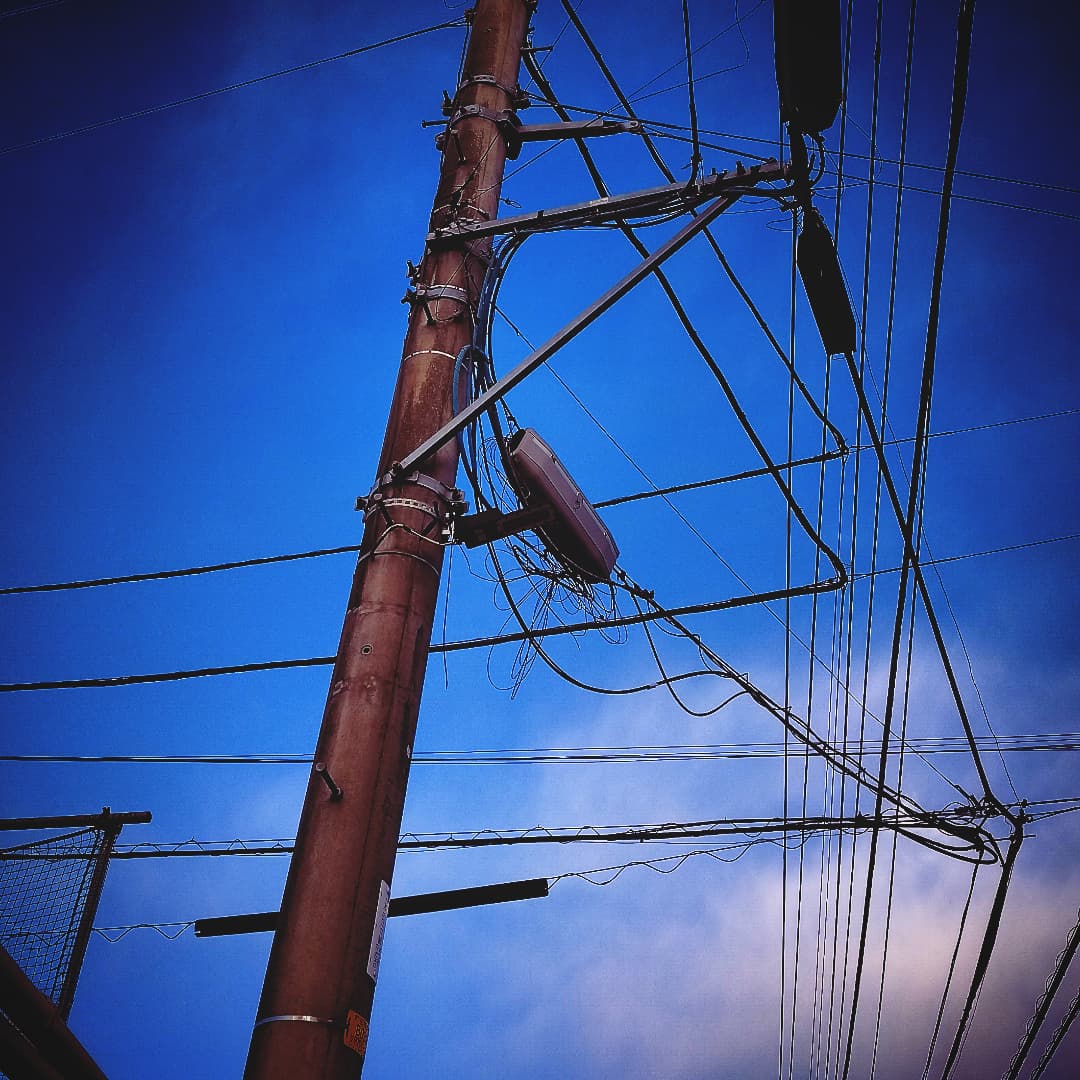 JeenaAndow's tweet image. 9枚目:
本町田の地主のお屋敷、3月中旬で桜が咲き始めていた。

10枚目:
藤の台団地の電柱。光ケーブルが絡まった犬の毛のようで、体がムズムズしてくる。ブーメランでケーブル断ったらご家庭のインフラが大ビンチじゃないか！　

#桜 #藤の台団地 #光ケーブル #電柱 #電柱写真 #電柱のある風景