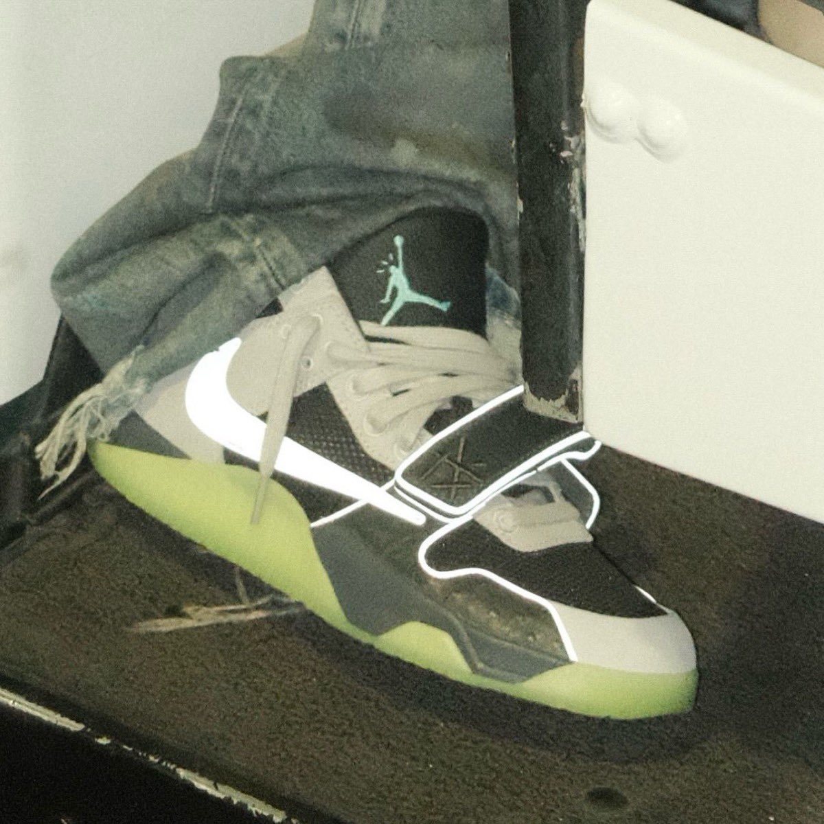 𝐔𝐏 𝐓𝐎 𝐃𝐀𝐓𝐄 on X