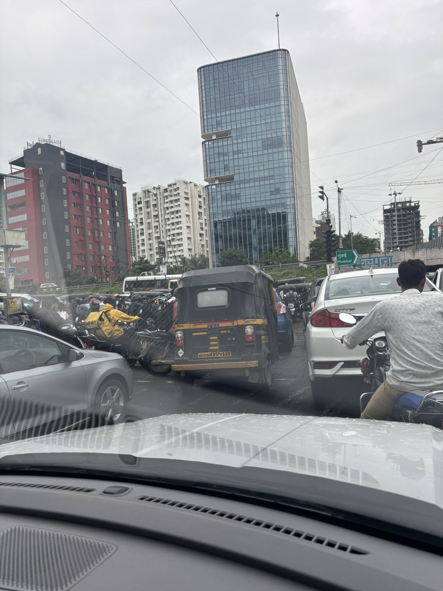 rahul3n's tweet photo. Daily traffic jam @ Baner near highway Kia showroom @PuneCityTraffic 
It will be relief if you focus on this issue of daily jams. @PuneCityPolice https://t.co/8mNbPFJrf3