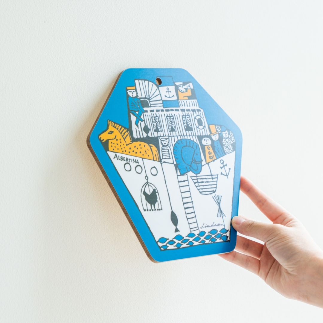 【リサのヴィンテージが、カッティングボードに】

リサ・ラーソンの初期のヴィンテージ作品 ”Albertina”の陶板 をモチーフにしたカッティングボード。 耐熱性もあるのでポットコースターとして使うのもおすすめ。カラーはブルーとベージュの2色展開となっております。

shop.tonkachi.co.jp/collections/ll…